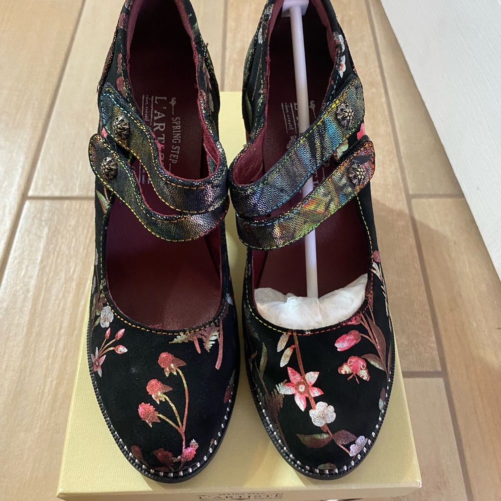 L'ATISTE Women's Floral Heels - Black and Pink
